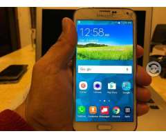 Samsung Galaxy S5 con detalle leve en pantalla